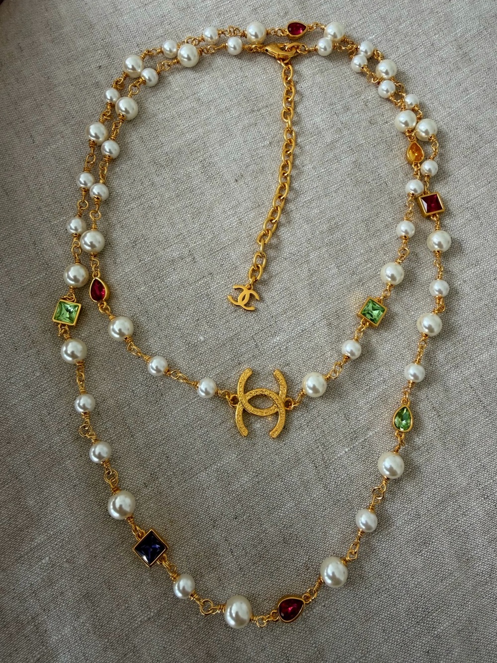 💚💖CHANEL Gold-Tone Double Strand Pearl Necklace with Multicolor Stones✨